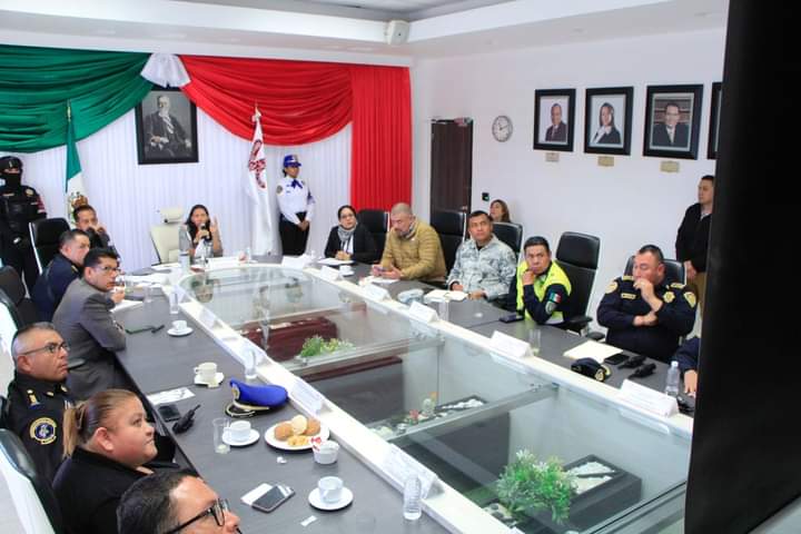 evelyn_parraA's tweet photo. 👮‍♀️Realizamos el 88° Gabinete de #SeguridadCiudadana para conocer de primera mano las acciones para brindar tranquilidad a las y los #carrancenses.  ¡Gracias a los esfuerzos conjuntos con las distintas autoridades hemos logrado bajar la incidencia delictiva!🚨🚔 #EscudoVC https://t.co/2Vn7hzcrZd