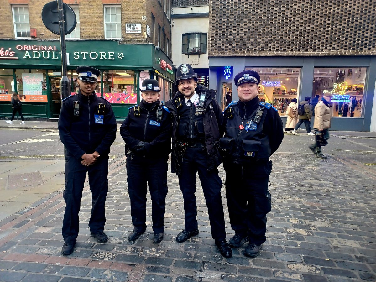 👮‍♂️Great day on patrols, assisting our colleagues in Response Team. ✋We identified a person due to continuous ASB in the ward and issued with them a warning. 🤝Spoke to some of our street population to get them support, and we had some extra help! @MetCASEASA #VAWG #Soho