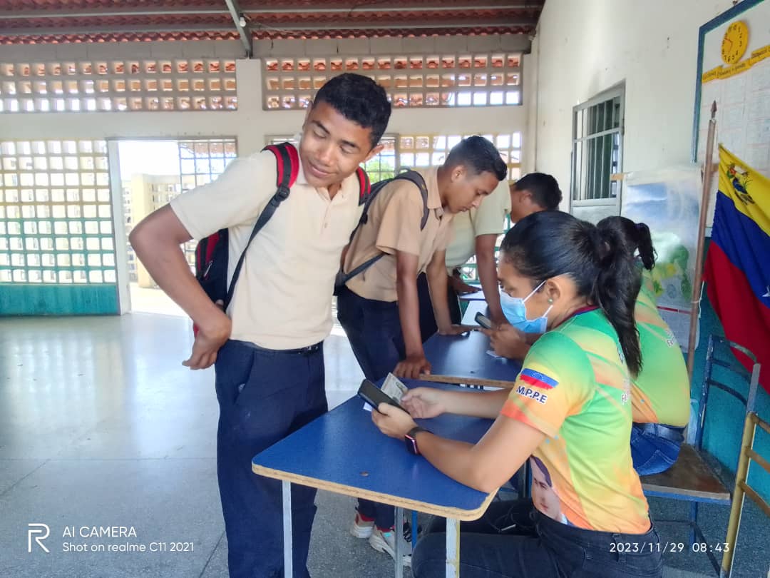 Simulacro electoral Estudiantil en apoyo al Esequibo
<a href="/NicolasMaduro/">Nicolás Maduro</a> 
@MPPEDUCACION 
<a href="/_LaAvanzadora/">Yelitze Santaella</a> 
<a href="/DianneryArangu3/">DianneryAranguren</a> 
<a href="/EliasEducacion1/">Elías Zurita</a> 
<a href="/CDCEGuarico/">CDCE del Estado Guárico</a> 
<a href="/Gob_Guarico/">Gobierno de Guárico</a>