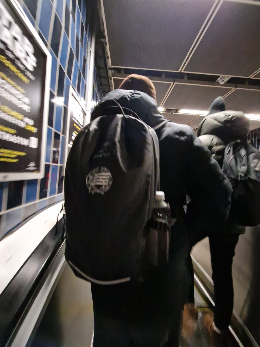 Chock att bajare STÅR till vänster i rulltrappan #hammarbyismen #gullmarsplan