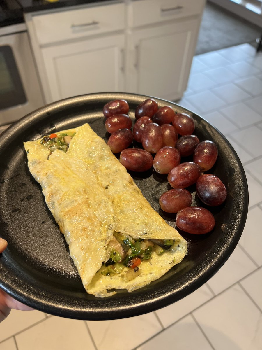 cuddlight's tweet image. Brussel sprout &amp;amp; spinach omelette w/ pre-raisins @dwinger2003 @reidwinger