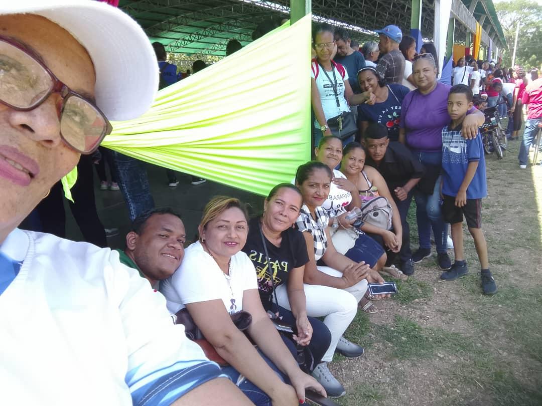 Encuentro con los Movimientos Socialesen apoyo al Esequibo
Sector Educativo Presente 
<a href="/NicolasMaduro/">Nicolás Maduro</a> 
@MPPEDUCACION 
<a href="/_LaAvanzadora/">Yelitze Santaella</a> 
<a href="/DianneryArangu3/">DianneryAranguren</a> 
<a href="/EliasEducacion1/">Elías Zurita</a> 
<a href="/CDCEGuarico/">CDCE del Estado Guárico</a> 
<a href="/Gob_Guarico/">Gobierno de Guárico</a>