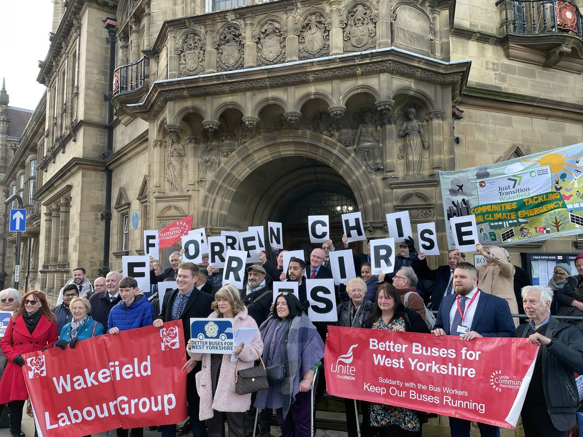 Wakefield backs public control of buses! Unanimous support across the Council Chamber for a franchised publicly run bus network today, make sure you respond to the WYCA consultation in favour. 🚌 🌹 👇 yourvoice.westyorks-ca.gov.uk/busreform?utm_…