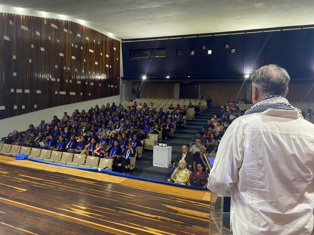 Ahora 📢|| El profesor Omar Ovalles, dirige unas palabras en el VI Acto de Grado en homenaje al ilustre Ramón Antonio Tovar López, donde hace referencia a la gran labor de este maestro de vocación.

#SoyTeamEsequibo
<a href="/NicolasMaduro/">Nicolás Maduro</a>
<a href="/_LaAvanzadora/">Yelitze Santaella</a>
@MPPEDUCACION
<a href="/sandraoblitasr/">Sandra Oblitas Ruzza</a>