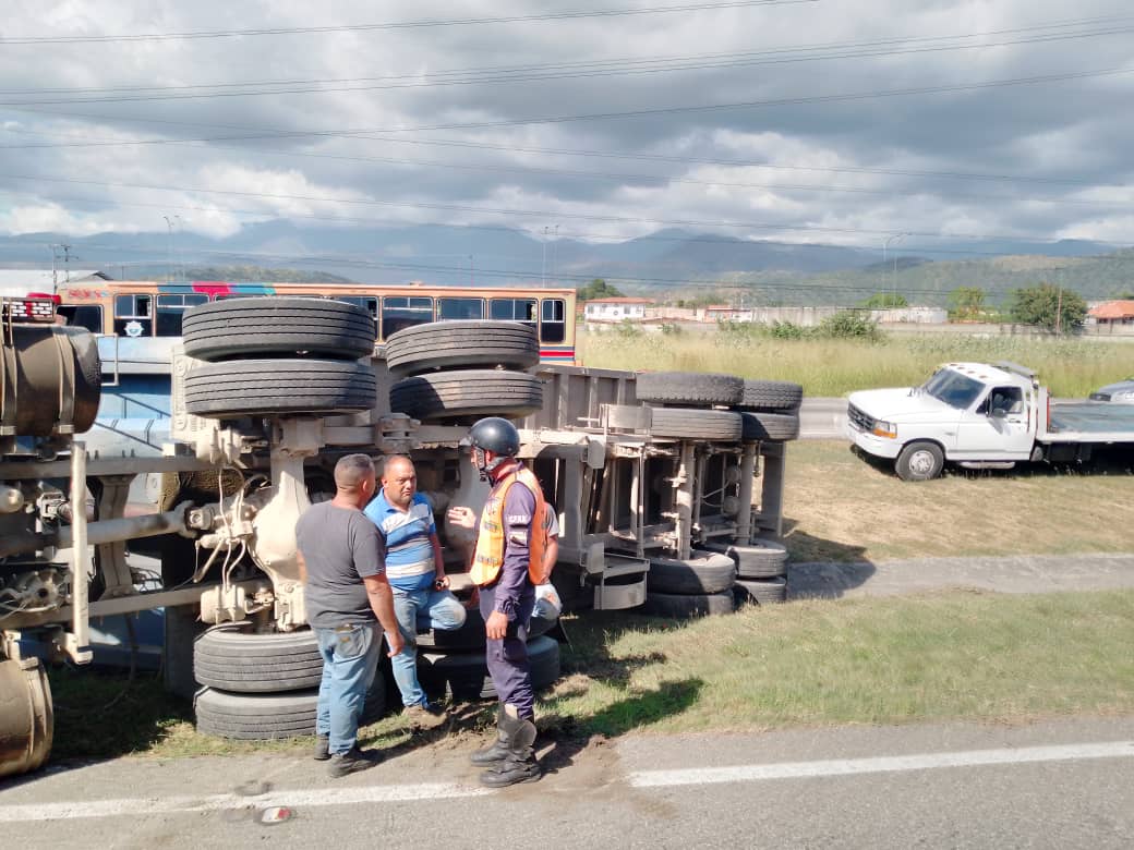 victoria1039fm's tweet photo. (02:43pm) >> #ARC en #Aragua, ocurrió el vuelco lateral de un vehículo de carga cerca de la E/S #ValleVerde (km 104) sentido #Caracas. Autoridades en el sitio. #InfoVial. https://t.co/q2sybtLhud