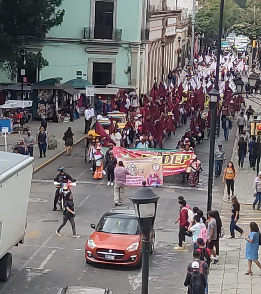 Replica_Tweets's tweet image. #Oaxaca Resulta que la primavera oaxaqueña, está construida de traiciones, y de ahí lo convulsionado del estado

Los pactos se respetan dice: #mult #codep #cipo etc 

Que tanto ofrecieron, que no pueden cumplir?

@salomonj @PartidoMorenaMx @jesusromerooax @BenjaViverosOax