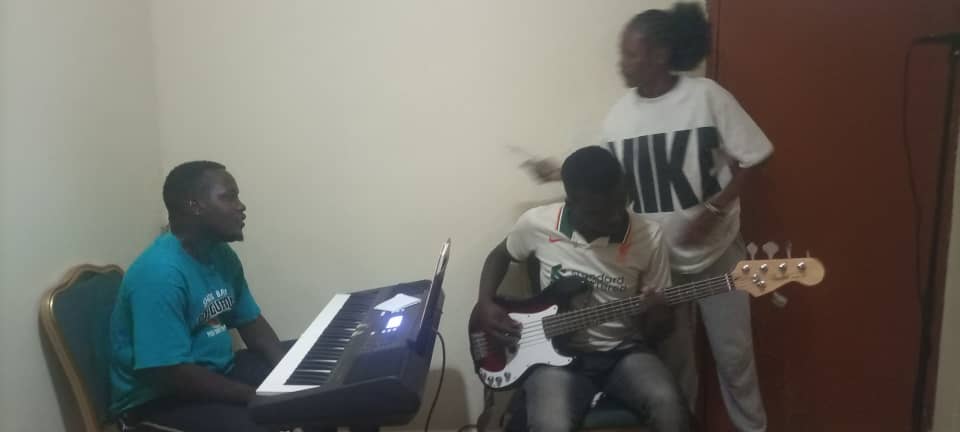 npgulu's tweet image. Back this weekend with live music.
#RequestFriday at @RusticLounge 
Come vibe with us🎧
#FestiveEtsyFinds