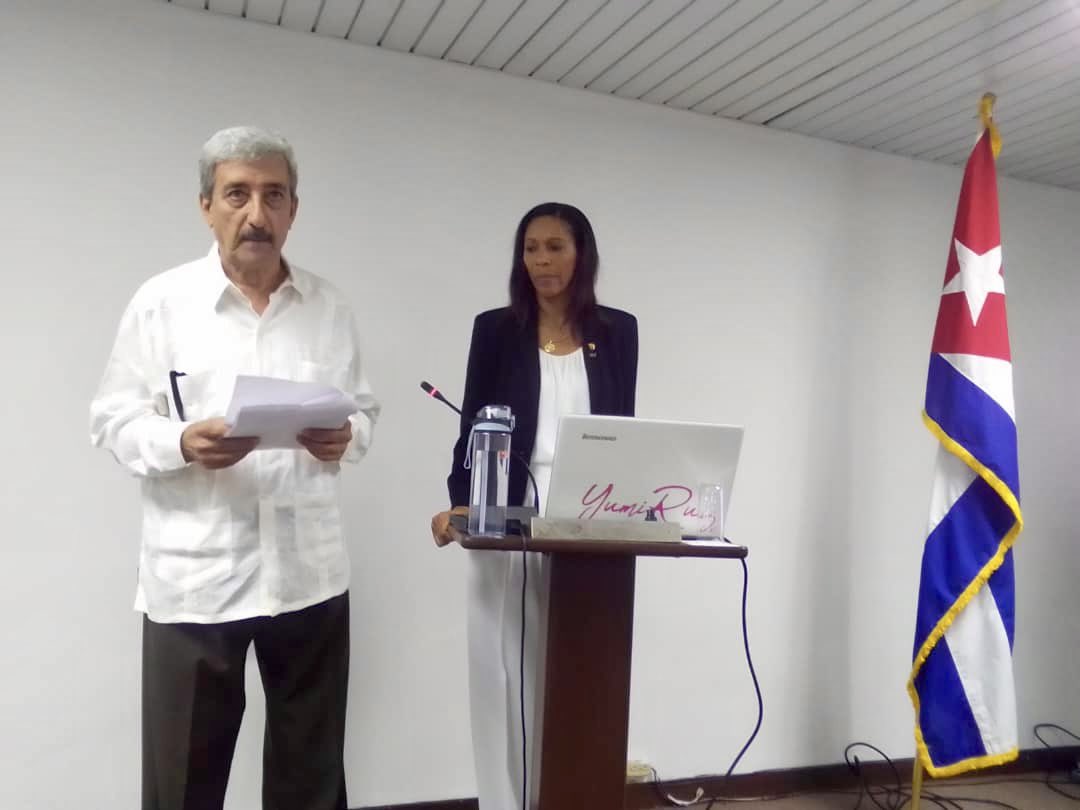 📍📑Hoy en este 3er día de AFIDE 2023 tiene lugar la defensa de tesis doctoral de la morena del caribe Yumilka Ruiz Luaces, titulada: “MANTENIMIENTO DE LA CAPACIDAD DE SALTO EN LOS JUGADORES DE VÓLEIBOL DE ALTO

Gloria deportiva y gloria de ciencia! 🔬🏐
.
.
.
#afide2023