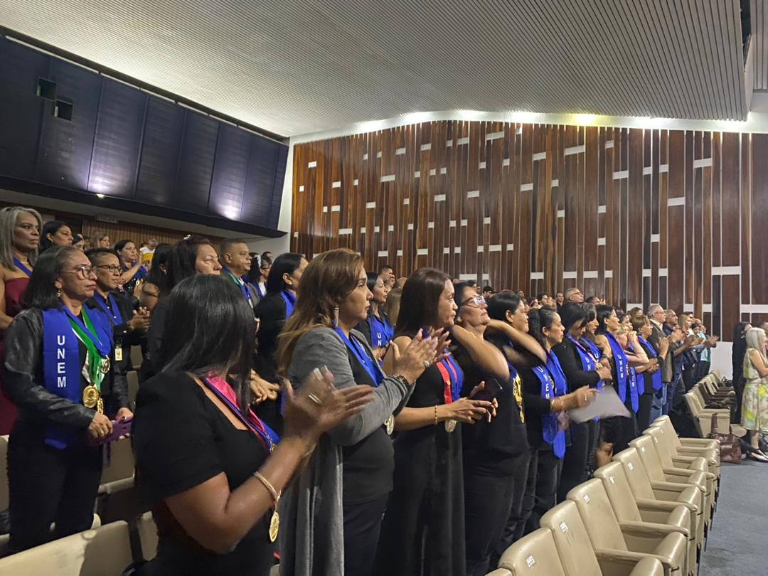 SomosUnem's tweet photo. #Ahora📢|| El Secretario General de la #UNEM, Prof. Lenin Romero, da el inicio formal al Acto de Grado en el Auditorio de la Casa de las Primeras Letras en el @MPPEDUCACION.

#SoyTeamEsequibo
@NicolasMaduro
@_LaAvanzadora
@sandraoblitasr
@mppeduniv https://t.co/JoFGB0mZMV