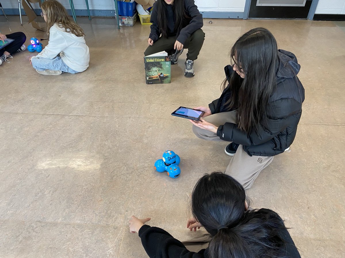 So fortunate to have ⁦@kayakcari⁩ in the building today! Our grade 6/7 students working on challenges using DASH Robots. Great learning and lots of fun happening at ⁦@HollyburnSchool⁩! #westvaned