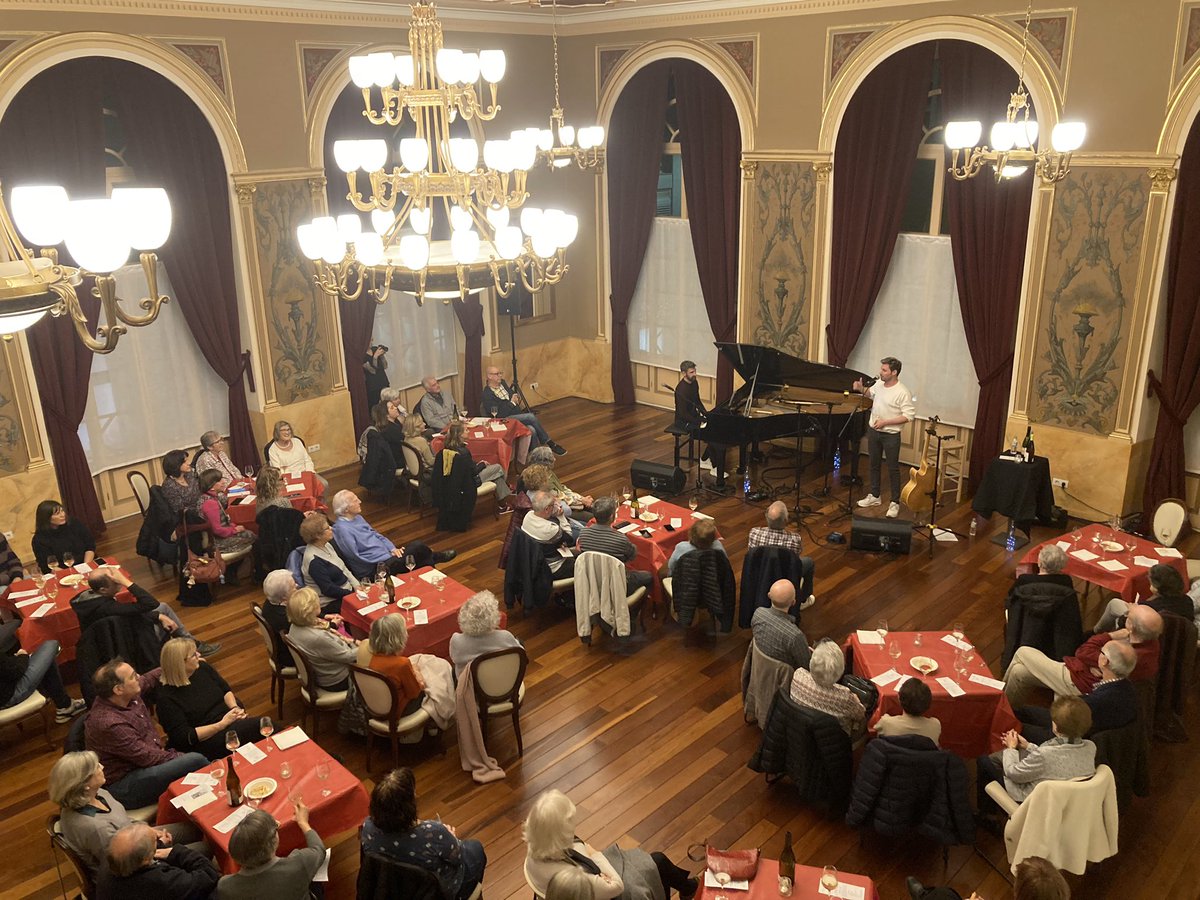 Ara mateix <a href="/SalvaRacero/">SALVA RACERO</a> està fent un “393” a #sabadell. Al saló del Teatre Principal. Música i vi en un lloc preciós! <a href="/jjmmsabadell/">Joventuts Musicals Sabadell</a>