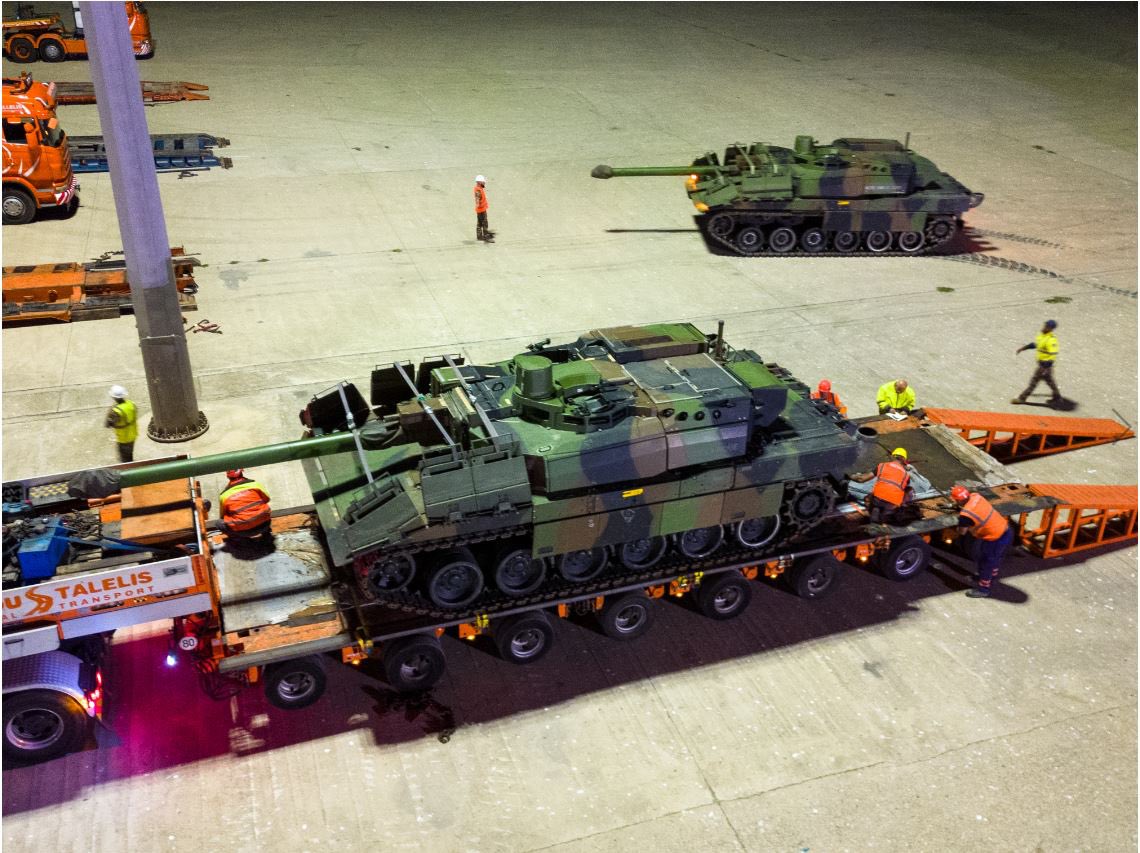 comlogterre1's tweet image. #NOTOS, une opération logistique d’envergure qui a vu l’usage des voies terrestres, maritimes et aériennes pour acheminer soldats, véhicules et matériels au profit des @FrForcesRomania de la mission #AIGLE, pour une partie déployées sur l’exercice multinational #OLYCO en 🇬🇷