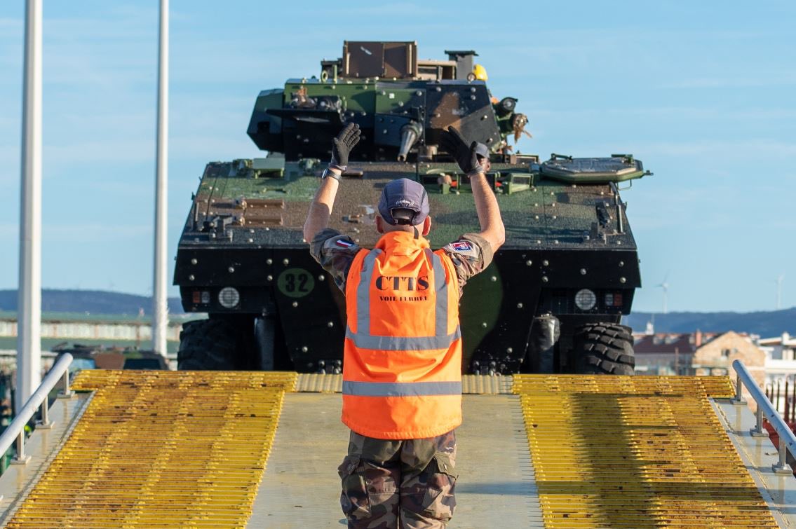 comlogterre1's tweet image. #NOTOS, une opération logistique d’envergure qui a vu l’usage des voies terrestres, maritimes et aériennes pour acheminer soldats, véhicules et matériels au profit des @FrForcesRomania de la mission #AIGLE, pour une partie déployées sur l’exercice multinational #OLYCO en 🇬🇷