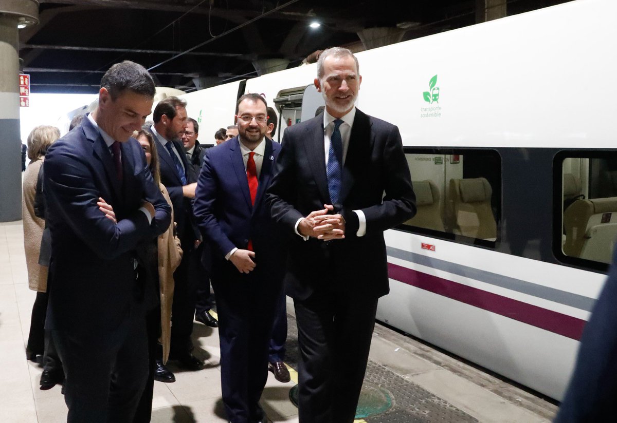 Ya en casa, después de un día tan emocionante como intenso, con la inauguración de la Variante de Pajares.

Hoy es un día que formará parte, para siempre, de la historia de Asturias. Que nunca olvidaremos. Os puedo asegurar que es uno de los días más felices de mi vida, tanto