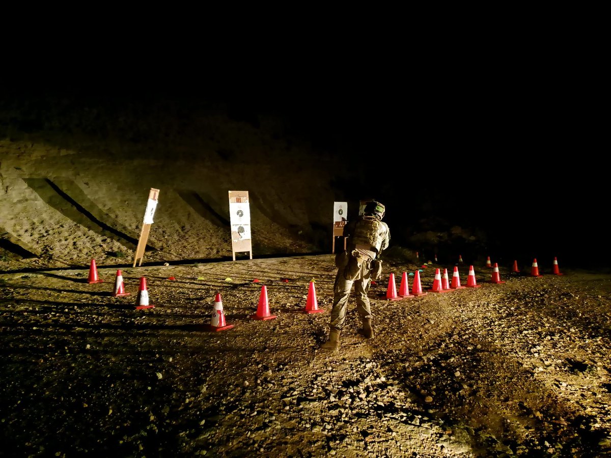 COMGEMEL_ET's tweet photo. La 5ª Cia de la I Bandera del #TGC1 se instruye en el tiro de Combate, aumentando sus capacidades durante las Jornadas de Combate en Zonas Urbanizadas
"La Legión pedirá siempre combatir sin turno, sin contar los días ni los meses ni los años" #SomosTuEjército🇪🇸 https://t.co/NzCYK0cUEL
