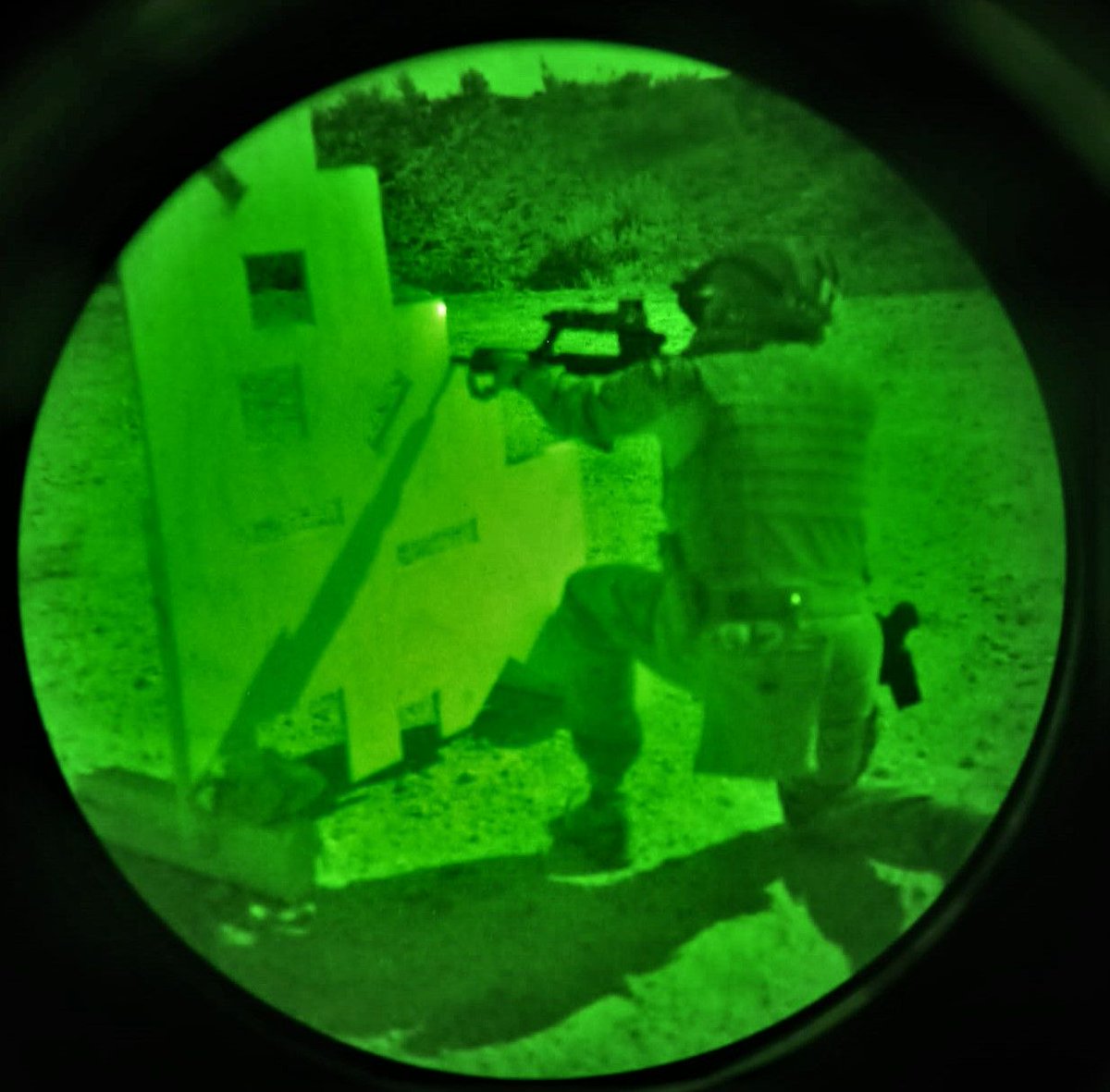 COMGEMEL_ET's tweet photo. La 5ª Cia de la I Bandera del #TGC1 se instruye en el tiro de Combate, aumentando sus capacidades durante las Jornadas de Combate en Zonas Urbanizadas
"La Legión pedirá siempre combatir sin turno, sin contar los días ni los meses ni los años" #SomosTuEjército🇪🇸 https://t.co/NzCYK0cUEL