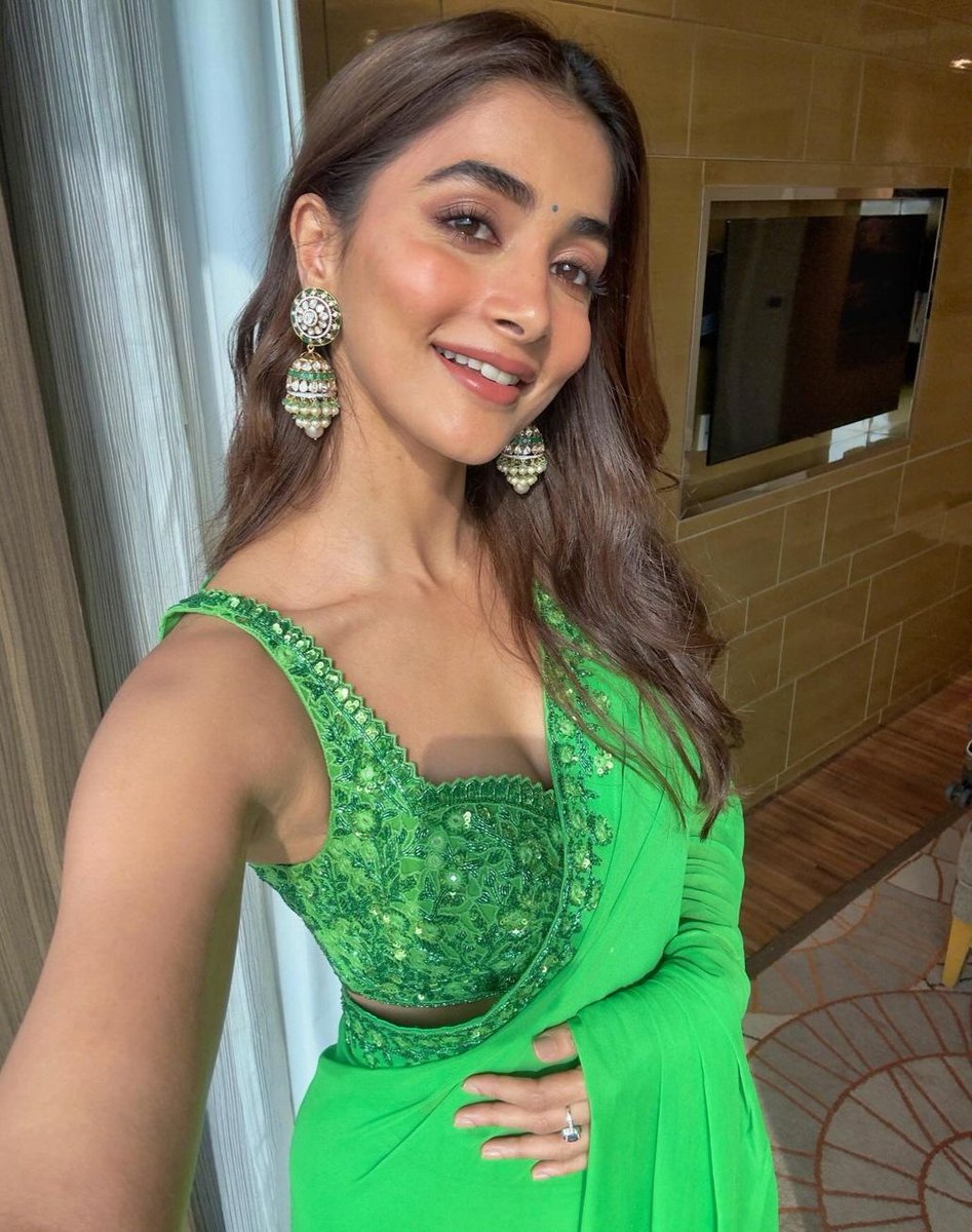 dg_janan's tweet image. Actress Pooja Hegde latest selfie pic 💚 

#VisualDrops #actress #PoojaHegde @hegdepooja #selfie #selfietime