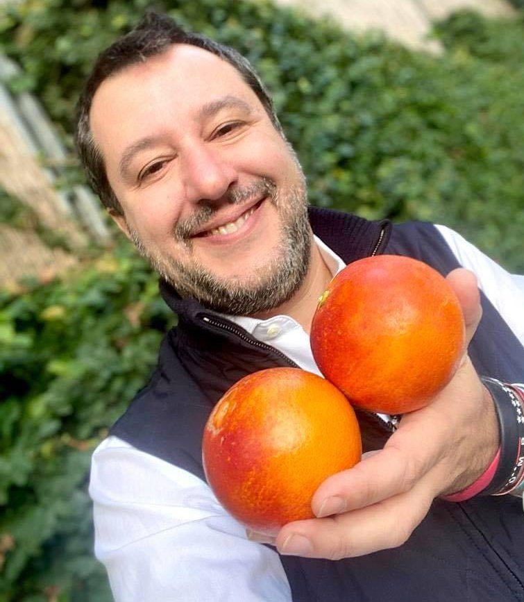 ilruttosovrano's tweet photo. Altra condanna definitiva per bancarotta per Denis Verdini, 5 anni e mezzo per il crack di Società Toscana di Edizioni, 
per fortuna che ha un genero con la scorta di arance. https://t.co/zHFg1AtESN