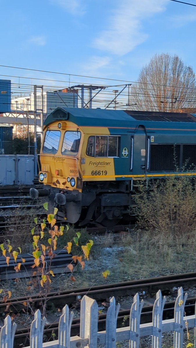 🄵🅁🄴🄸🄶🄷🅃🄻🄸🄽🄴🅁 Class 66, 66619 heads through Warrington Bank Quay Station with the 11:07 (6H51) Hardendale Quarry to Tunstead Sidings. #freightliner #freightlinerclass66 #class66 #class66locomotives #ukrailscene #uktrains #ukrailways #ukrailpic #ukrailwaypic