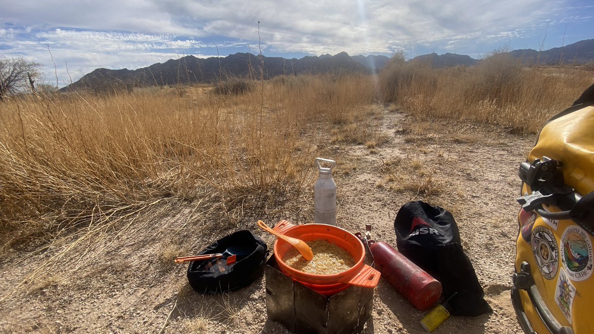 cycle_earth's tweet photo. 2023月11月27日 🇺🇸118日目
Fhoenix 〜 Eloy 走行距離 103km
2日かけてTucsonを目指す奴の初日。アリゾナ州の南部 ガタガタの道が多いイメージ。お尻に地味にくるのよ。写真は野原で自炊の図。 #自転車世界一周 
https://t.co/lp2AQYwjLd https://t.co/2E9TzoKIk9