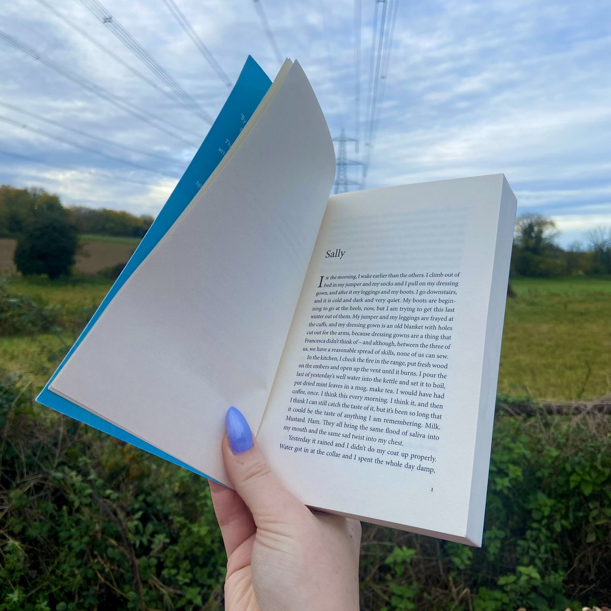 There’s just one week to go until our final event of 2023! 🥳 Jessie Greengrass will be discussing her novel The High House 🏠 and to celebrate here is a preview of the opening page! 🌿🌊✨ Tickets are available through our website - linked below! 🔗✨
🎟️: suffolkbookleague.org/events-1/jessi…