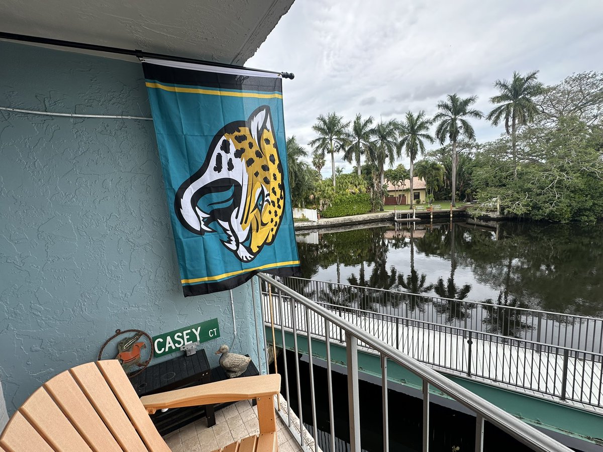 GatorsMCO's tweet photo. Bringing some #DUUUVALLLL energy to south Florida ahead of the upcoming first Monday Night Football game for the @Jaguars since 2011! #GoJags #ItWasAlwaysTheJags #DTWD #BeatCincy https://t.co/olo7YiY3Nu