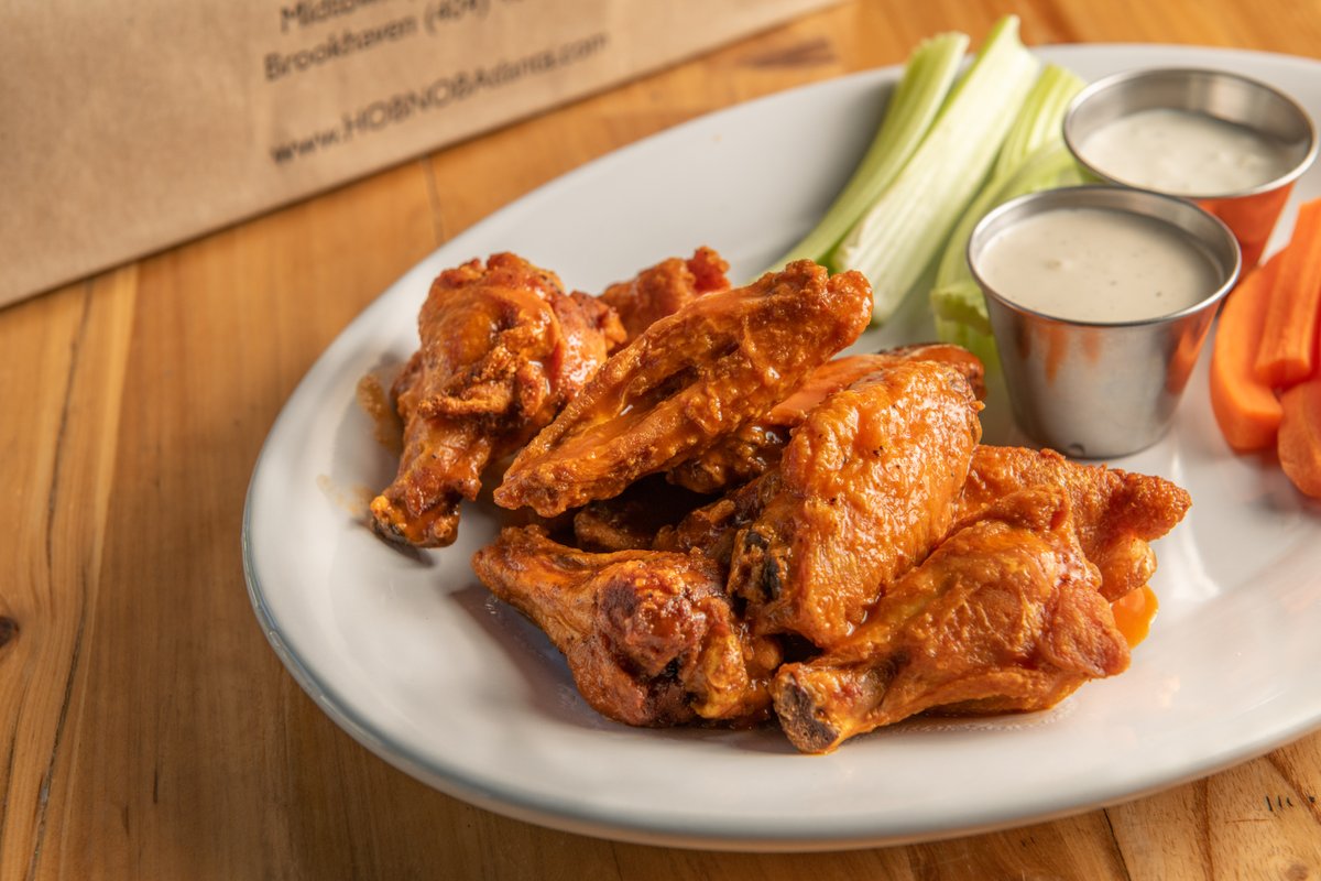 HOBNOB_Atlanta's tweet photo. Our Classic Chicken Wings are perfect no matter what, but which sauce would YOU choose?!

👉 Mild, hot, lemon pepper, garlic-parmesan, mango habanero, bourbon peach, spicy Caribbean jerk, house BBQ

📸: @Food_To_Fork https://t.co/zD9oqRv7Rw