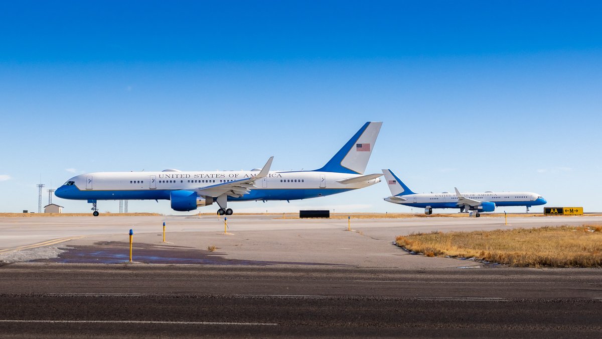 Denver Int'l Airport (@denairport) on Twitter photo Who else is seeing double? 🤔🇺🇸
It's always a big day at DEN when <a href="/POTUS/">President Donald J. Trump</a> stops by! Who else is seeing double? 🤔🇺🇸
It's always a big day at DEN when <a href="/POTUS/">President Donald J. Trump</a> stops by!