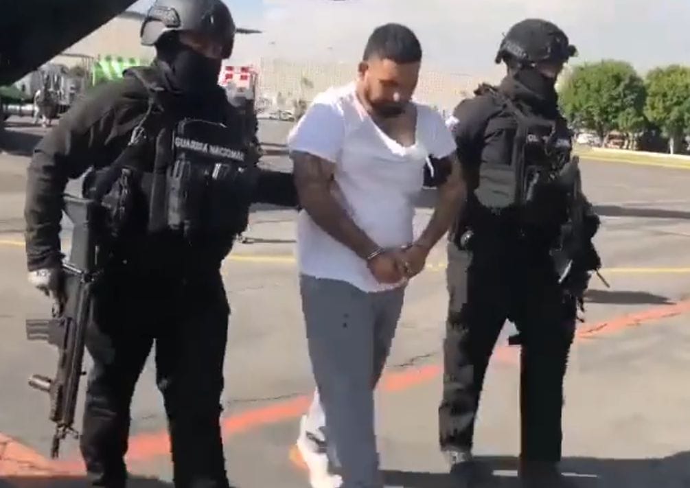 Tania_aguilarcr's tweet photo. Detienen a César Alejandro, alias "El Tartas", señalado como presunto jefe de plaza del Cártel del Noreste en Nuevo Laredo, Tamaulipas. https://t.co/Lh47oqAYPp