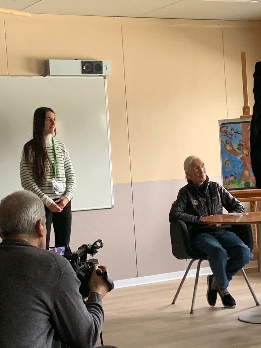anna_saperas's tweet photo. How to describe the perfect moment with words ? ❤️❤️❤️ It was an incredible pleasure to be able to talk to you and to explain you our project: THE MOUNTAIN LAB. We will not deceive your mission, of that I am sure🙂 #overthemoon #janegoodall #hope #reasonsforhope @JaneGoodallEspa https://t.co/Sp7bcuZlDz