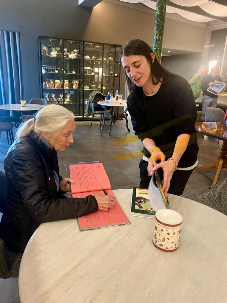 anna_saperas's tweet photo. How to describe the perfect moment with words ? ❤️❤️❤️ It was an incredible pleasure to be able to talk to you and to explain you our project: THE MOUNTAIN LAB. We will not deceive your mission, of that I am sure🙂 #overthemoon #janegoodall #hope #reasonsforhope @JaneGoodallEspa https://t.co/Sp7bcuZlDz