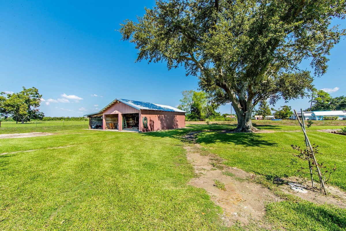 listwithlexii's tweet photo. 🔑 219 COMPANY CANAL 

This sturdy Brick home NOT ONLY occupies 1.3 acres with a 3-BED, 2.5 BATH layout But it also includes a detached barn, IDEAL for storing all of your outdoor equipment &amp; toys!!🚜

Lexi Neil, Realtor 985-226-8086 
Licensed by LREC
Brokered by Wendy Thibodeaux https://t.co/Ag12UwuL1T
