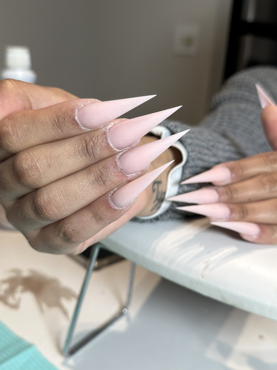 Fun fact , my fav shape to do is stiletto 🤭

All full sets &amp; Makeup beats $60 for December 🤭. Booking link in bio