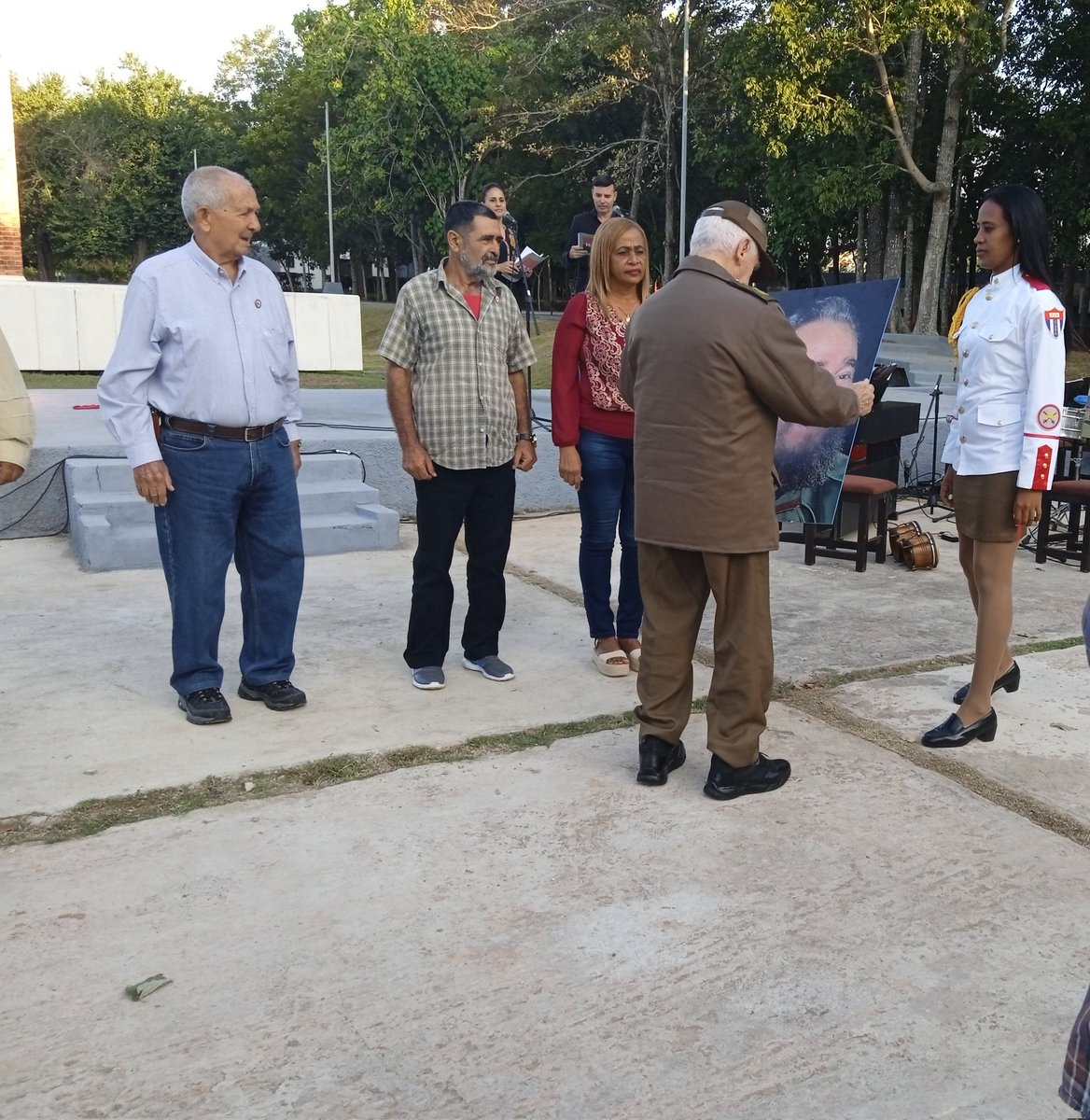 GladysArtemisa's tweet photo. En el 66 aniversario del último combate de Ciro Redondo García,el pueblo artemiseño rinde tributo en el mausoleo que guarda los restos de sus compañeros.
#ArtemisaJuntosSomosMás 
@DiazCanelB 
@ValdesMenendez 
@UniversidadPCC 
@PartidoPCC https://t.co/ReCO6Ee5Pq
