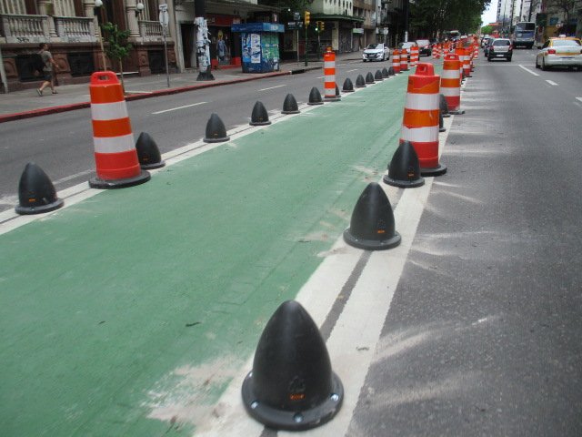 AltaFachaUy's tweet photo. El vídeo es del microcentro porteño hace 2 meses.
Conitos puestos en zona peatonal con tránsito vehicular únicamente para acceder a cocheras.

Sé imaginan lo que puede pasar con esos conitos puestos EN UNA AVENIDA CAPITALINA!?

Sus caprichos han roto todo.

#33AñosDeIneficiencia https://t.co/sHgMokOVYQ