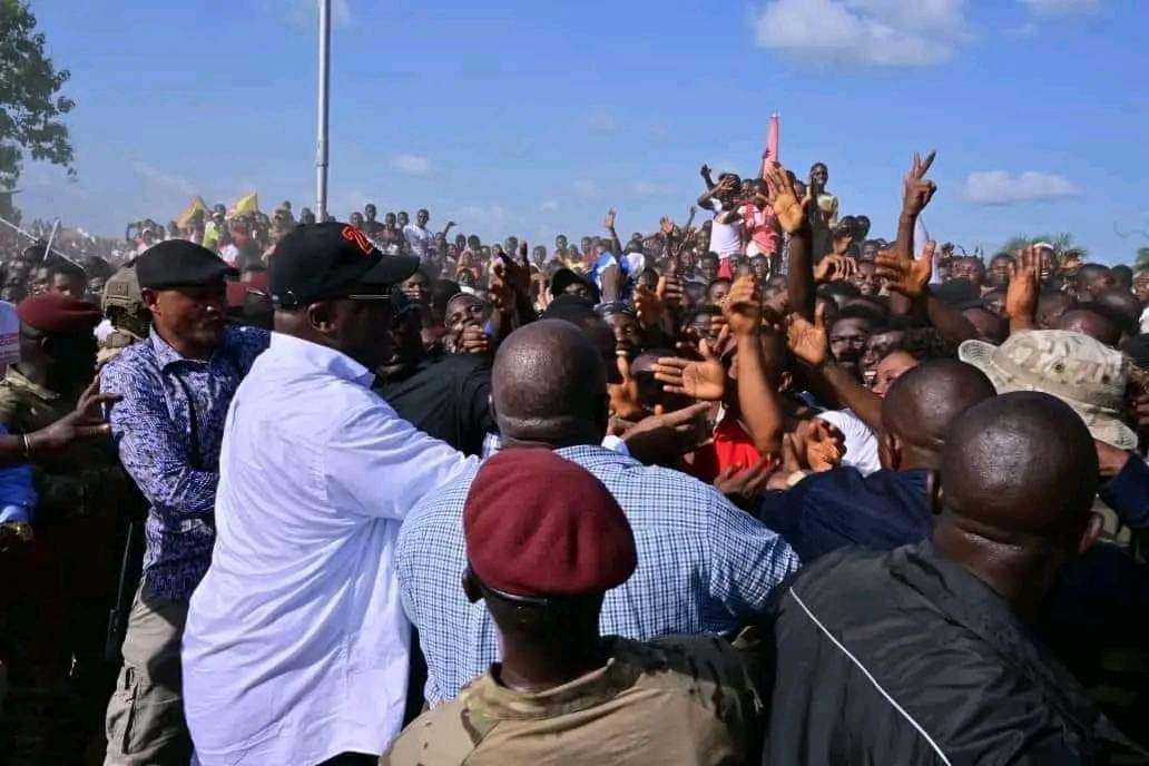 KankuNapoleon's tweet photo. BUTA : Arrivée du Candidat numéro 20 FATSHI à l’aéroport de Buta.

 Sur plus de 8km, il fait le pied pour se rendre au lieu du meeting. 

@fatshi13 @DeniseNyakeru @AugustinKabuyaT https://t.co/LIC6gIOX8U