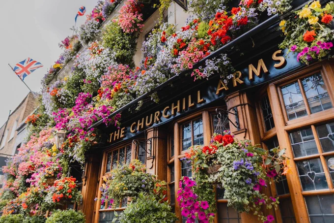 My Pub of the Day: The Churchill Arms @ChurchillArmsW8 churchillarmskensington.co.uk Dripping in flowers & crammed with Churchill memorabilia. The Churchill Arms is one of London’s most recognisable pubs. Built in 1750, it was visited by Churchill’s grandparents @Fullers #Kensington