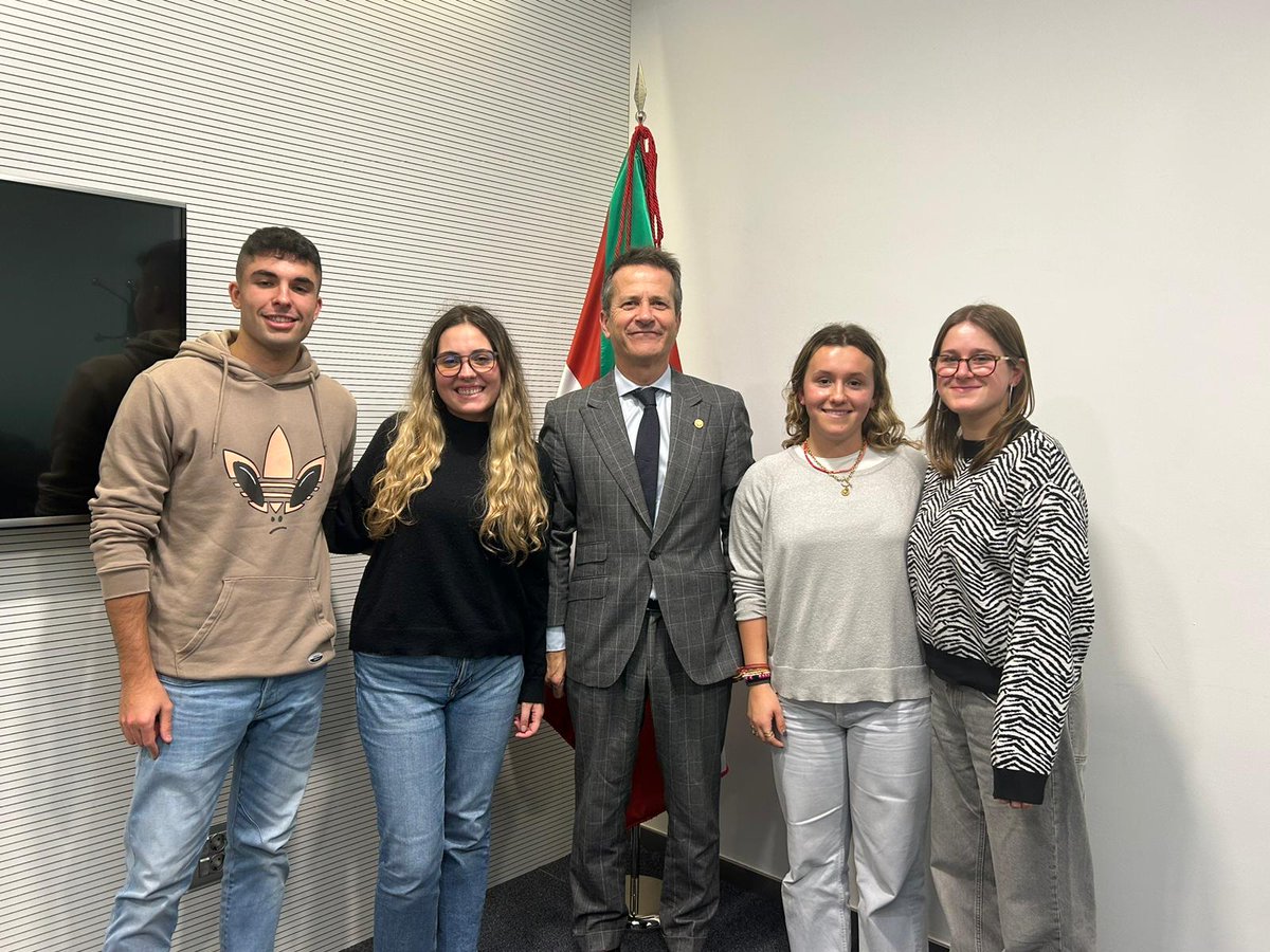 bildarratz's tweet photo. Markel, Ainhitze, Uxue eta Aitana @upv/ehu ko Kazetaritza eta Gizarte Zientzietako ikasleak hezkuntzari buruzko erreportajea egiten ari dira. Plazera izan da galderei erantzutea eta etorkizuneko hezkuntzari buruzko hausnarketa gazteekin partekatzea. Mila esker bisitagatik! https://t.co/ektzqcokzK