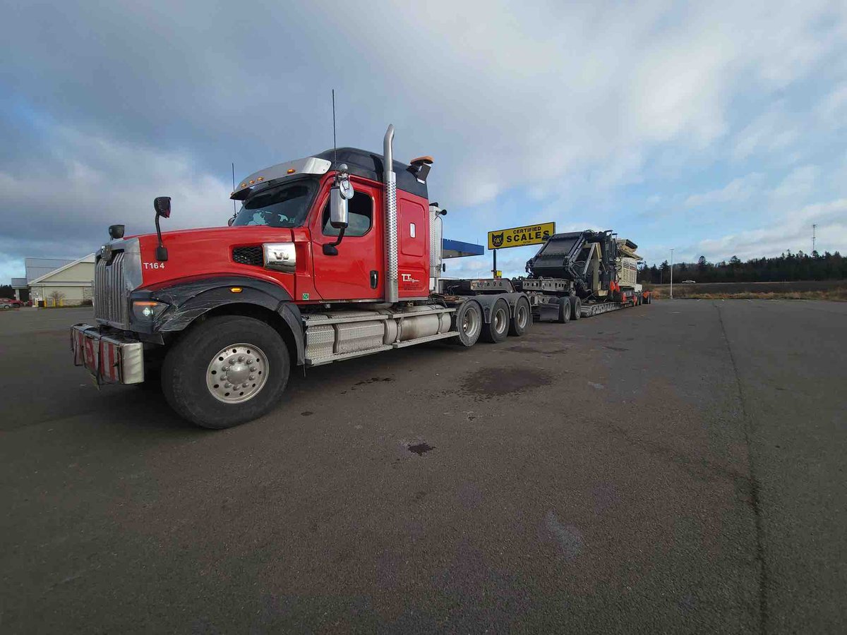 totaltransport9's tweet photo. Great picture from Mervyn Tufts this morning of Mike Smith hauling a crusher from PSA Halifax to Ontario. Thanks Mervyn! Hope you’re all having a great week so far! #crushingit #fallcrush #totaltransportandrigging https://t.co/EzrRzkhxk6