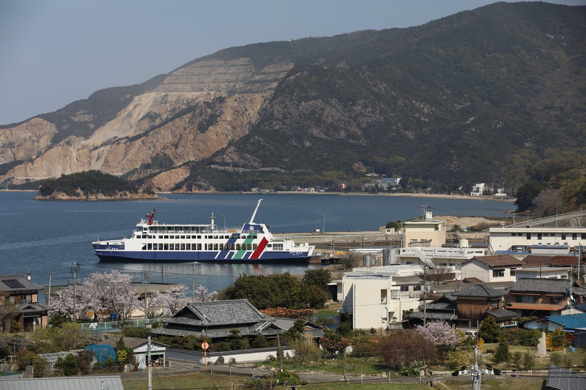 bisan_213's tweet photo. 瀬戸内海の縮図のような美しい日生諸島の
港街から、
雄大な寒霞渓せまりゆく、ちいさな港大部へと....
54年間お疲れ様でした

#瀬戸内観光汽船　#フェリーひなせ　 #瀬戸観 https://t.co/jIoSLGRcnc