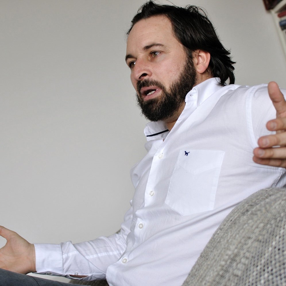 Abascal viendo que   /   Abascal viendo
el Rey toma la                   al Rey hablando
palabra en el                     catalán, gallego 
Congreso                           y euskera