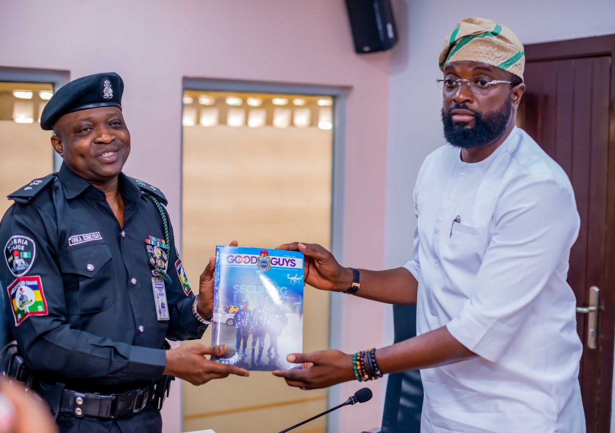 The Commissioner for @lagosMOT1, Mr. Oluwaseun Osiyemi, received the Commander of Rapid Response Squad (RRS), CSP Olayinka Egbeyemi and his team on a visit to the Ministry of Transportation. The visit is aimed at enhancing security on transportation architecture in Lagos State.…