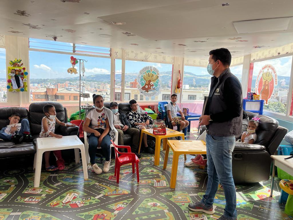 HermanAmayaT's tweet photo. Hoy en el Hospital Universitario San Rafael de Tunja, el equipo de @Corpoboyaca realizó  jornada de educación ambiental dirigida a los profesionales de la salud y pacientes pediátricos.

El objetivo de promover la creatividad de los niños y contribuir a mejorar su estado emocional a través del dibujo y la pintura, conociendo la  diversidad de especies, flora y fauna que existen en nuestro territorio.