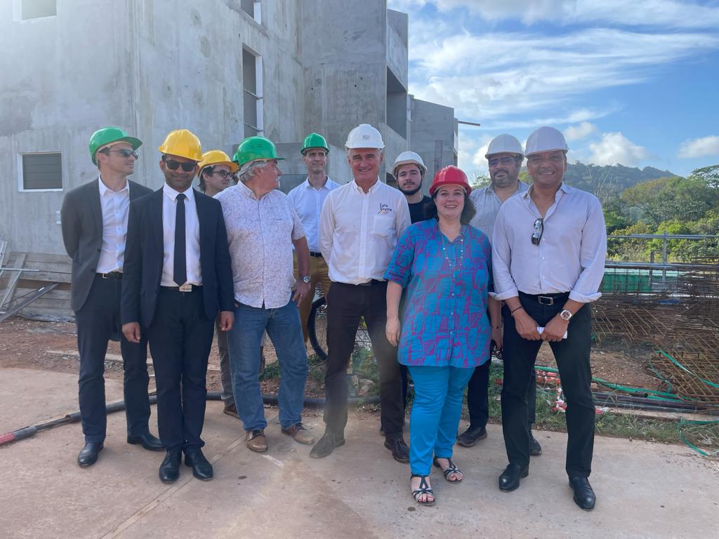 EpfaGuyane's tweet photo. 👷 Focus sur la visite de Mme Cosse, Présidente de l'Union Sociale de l'Habitat, ce 27/11. Découverte de nos projets ambitieux, dont les éco-quartiers Georges Othily et Hibiscus. Une journée d'échanges constructifs avec les bailleurs sociaux. https://t.co/RsH4WS1A7x