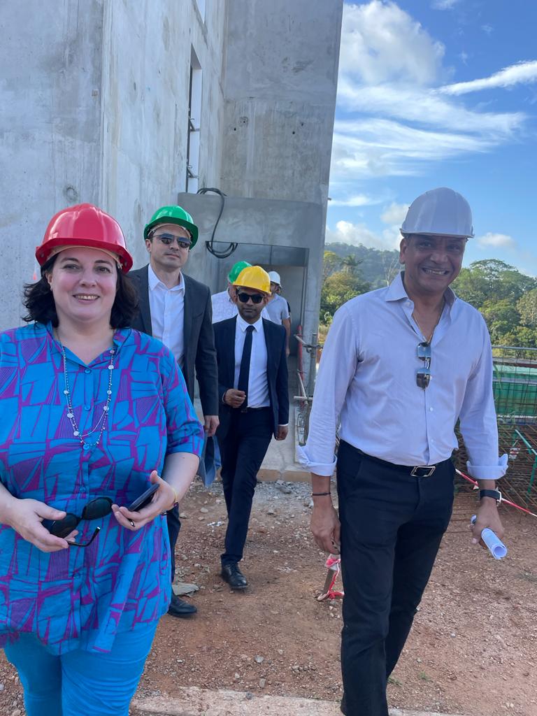 EpfaGuyane's tweet photo. 👷 Focus sur la visite de Mme Cosse, Présidente de l'Union Sociale de l'Habitat, ce 27/11. Découverte de nos projets ambitieux, dont les éco-quartiers Georges Othily et Hibiscus. Une journée d'échanges constructifs avec les bailleurs sociaux. https://t.co/RsH4WS1A7x
