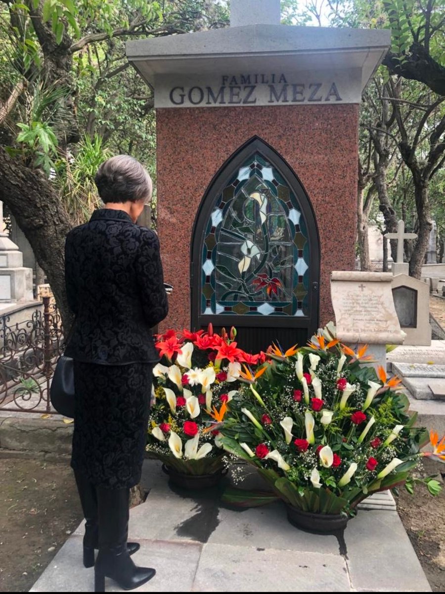 FlorindaMezaCH's tweet photo. Buenos días, mi alegría, ¿qué tal el cielo?... 

¿Aquí? Tu bonita vecindad y yo te extrañamos mucho, mi Rober... siempre. https://t.co/T9gMNeHFor