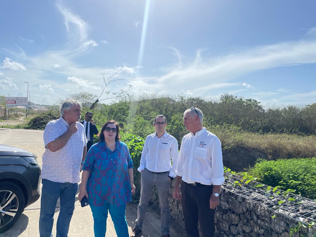 👷 Focus sur la visite de Mme Cosse, Présidente de l'Union Sociale de l'Habitat, ce 27/11. Découverte de nos projets ambitieux, dont les éco-quartiers Georges Othily et Hibiscus. Une journée d'échanges constructifs avec les bailleurs sociaux.