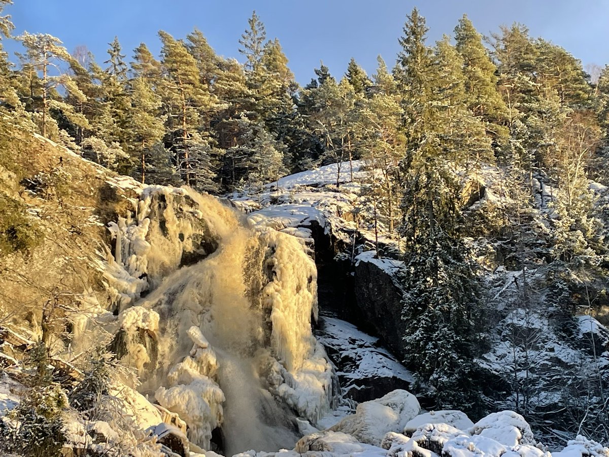 Älgafallet i vackert vinterljus. Harmonisk och naturskön plats som ger mersmak.