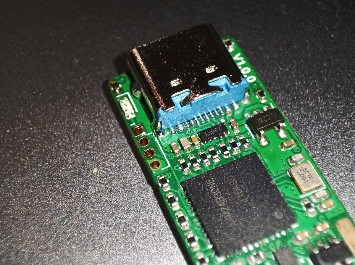 _HalfSweet's tweet image. This is a very delicate J-Link, just 35*13.5mm in size. And you can swap UART and SWD signals in hardware by touching it.

#JLink