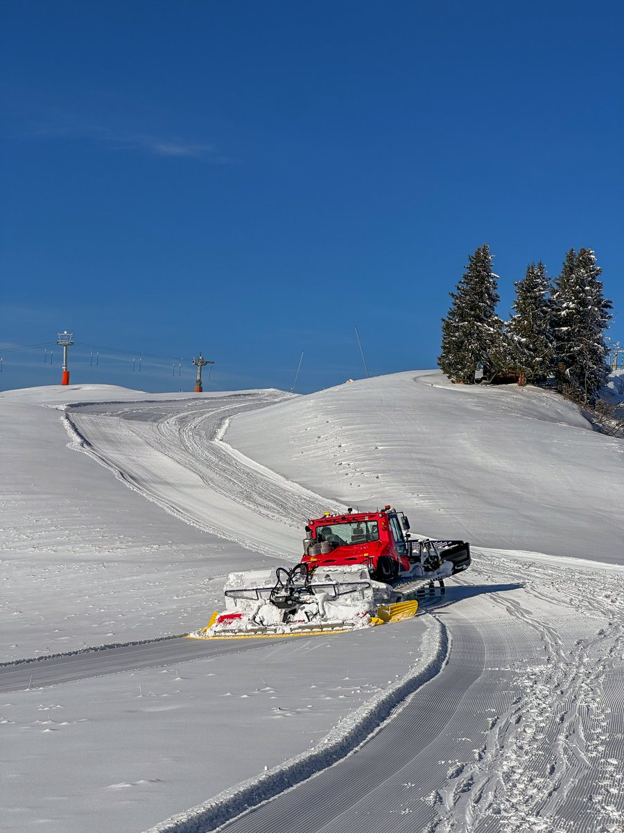 Saint_Gervais's tweet photo. Une journée idéale pour la préparation du #domaineskiable… ❄☀

⛷ Ouverture anticipée le 16 décembre (si les conditions le permettent 🤞🏼)

#ski #hiver #saintgervais #montblanc https://t.co/OCwScbXkct